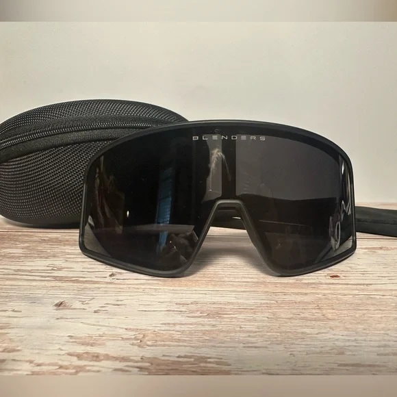 Blenders Polarized Black Sunglasses - Picture 4 of 12